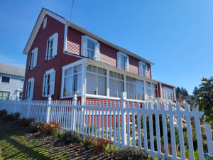 Longley-Richmond-beach-farmhouse