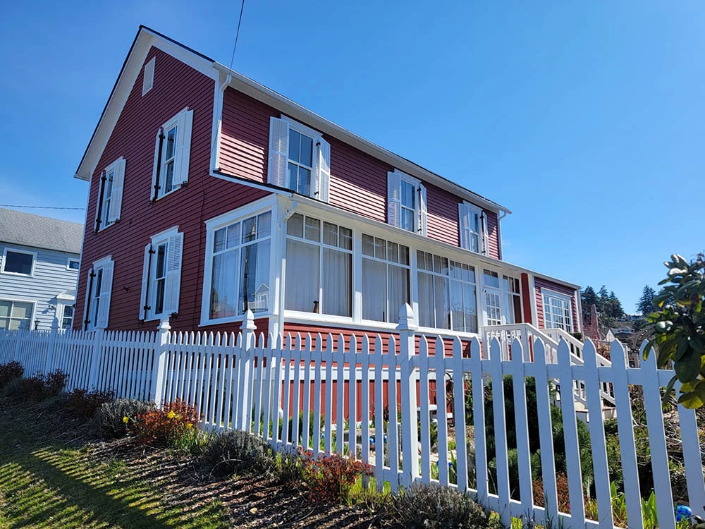 Longley-Richmond-beach-farmhouse